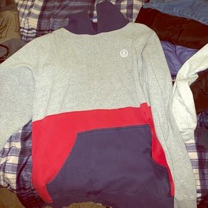 I’m selling this nice sweater hoodie!
